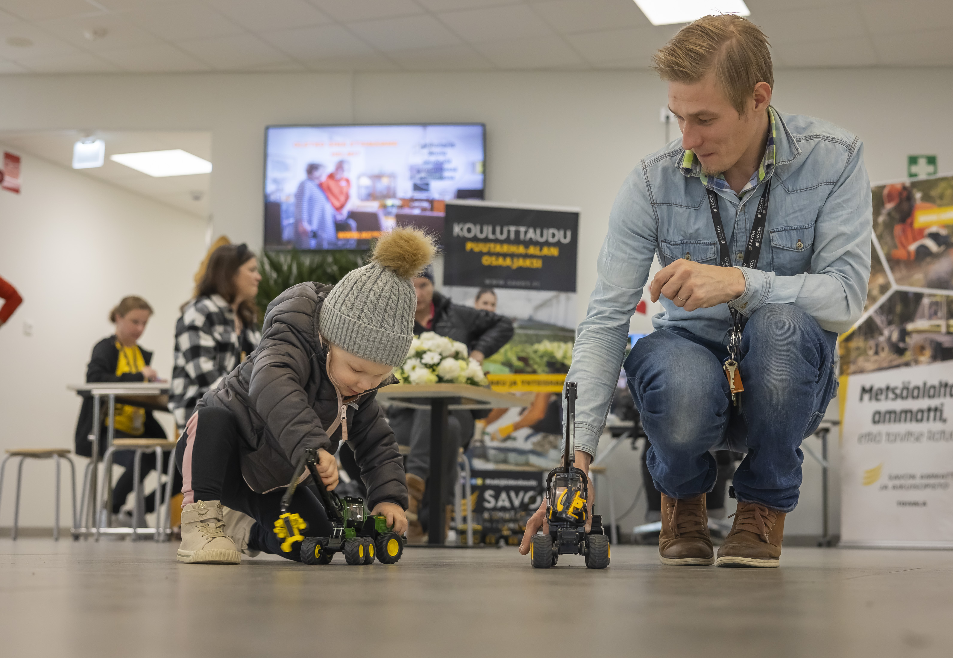Metsäalan ammattinohjaajan Jannen lapsi tuli moikkaamaan isiä töihin.